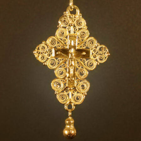 Mid 18th Century gold filigree cross with crucifix